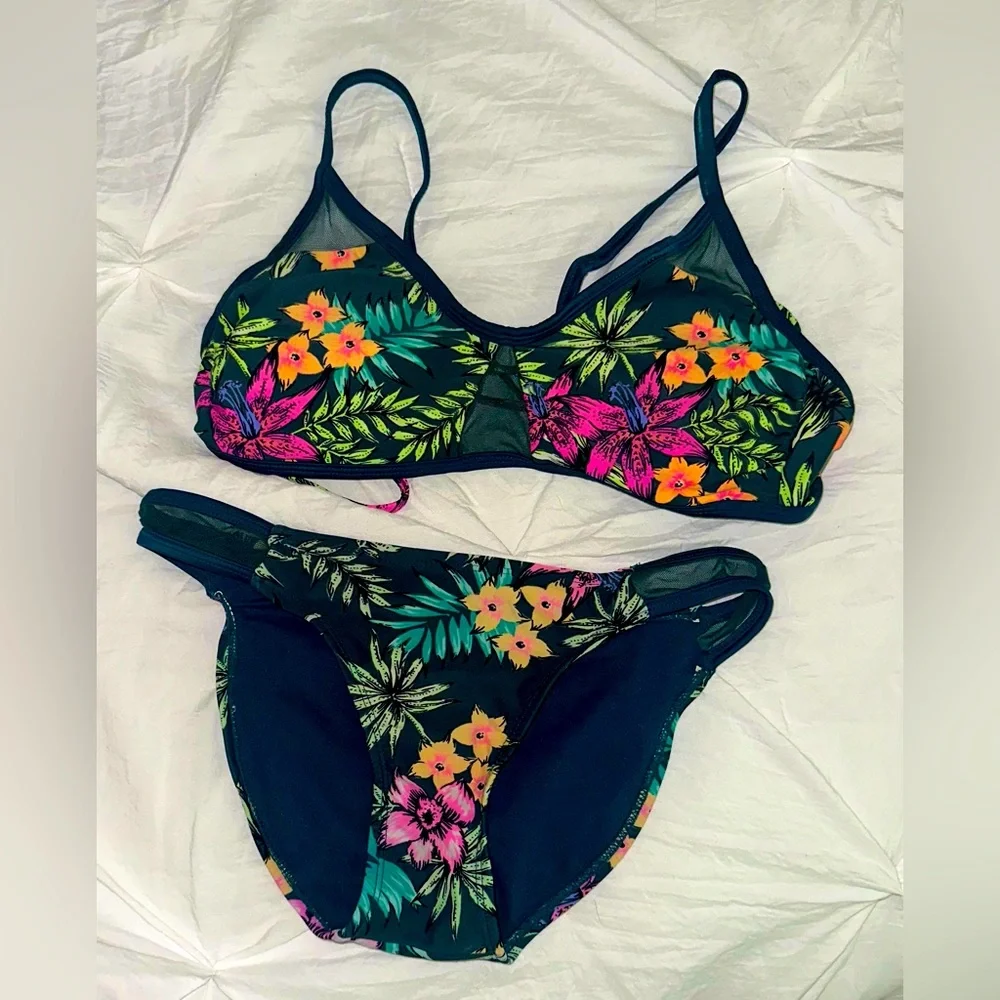 Bikini - Top Size M - Bottoms Size XS - Picture 1 of 2